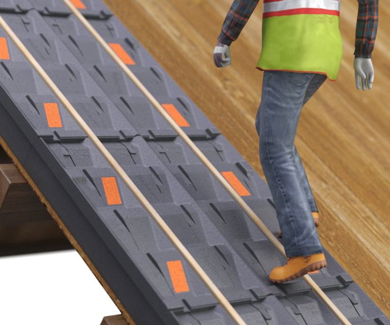 Illustratie van een SlimFix RenoPro dakelement die op het dak belopen wordt door een persoon