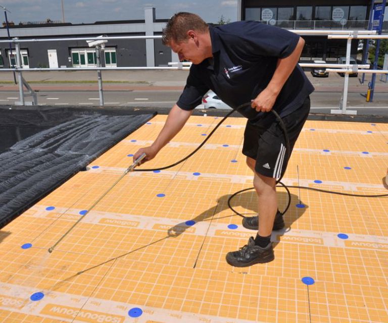 Projectfoto van PolyTop HR Flex isolatieplaten die voorzien worden van lijm voor de EPDM folie.
