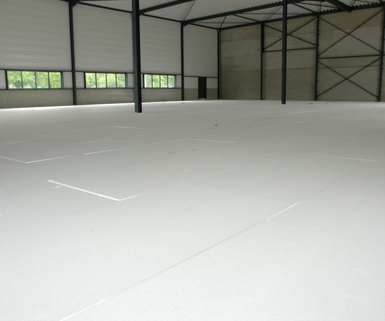 Projectfoto van een fabriekshal waar IsoBouw vloerplaten van witte EPS liggen.