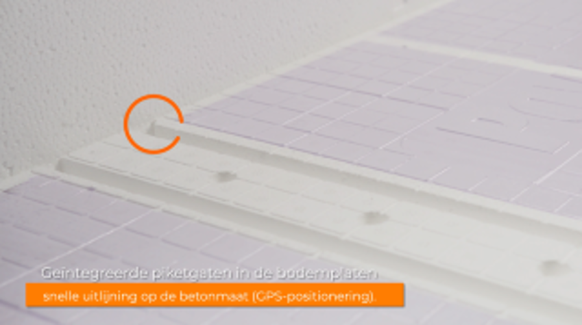 Close-up van de bodemplaat van PowerKist Duo funderingskist waarbij een piketgat is omcirkeld. 