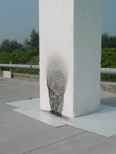 Na de brandtest is de EPS blok in stand gebleven en is er alleen een zwarte kring te zien.