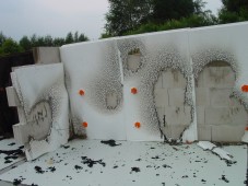 Resultaat van brandtest: EPS SE smelt weg bij directe vuurbelasting, maar stopt bij het wegnemen.