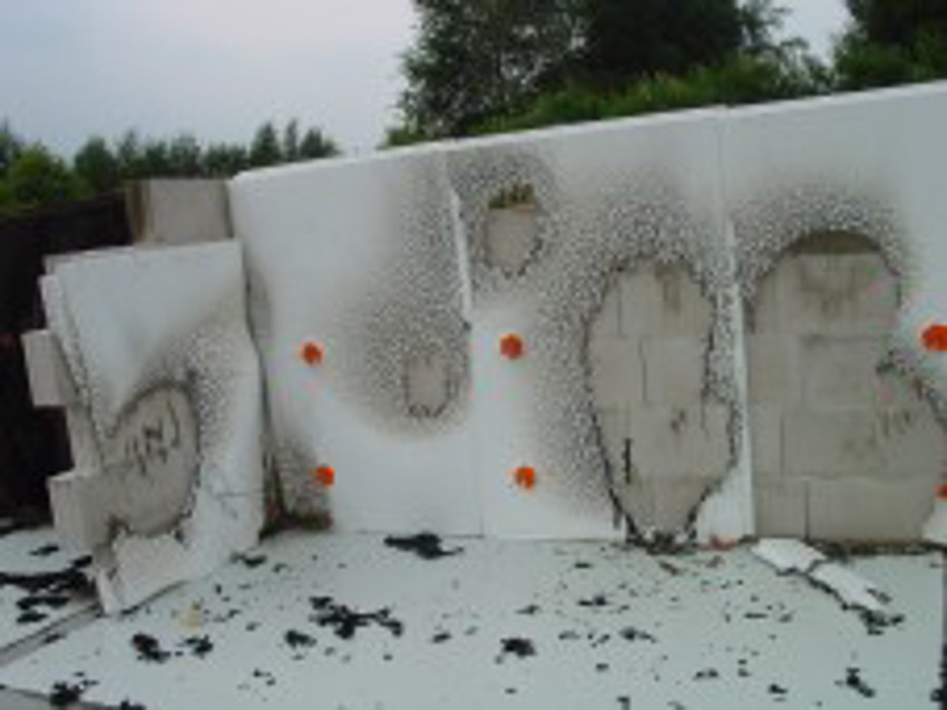 Foto van een brandproef met EPS-SE isolatiemateriaal in vergelijking met andere materialen.  