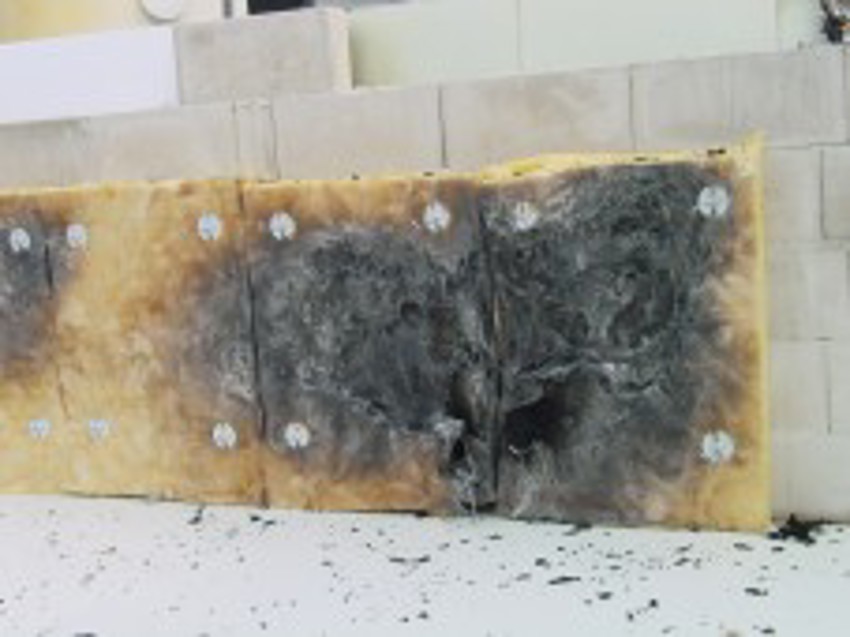 Foto van een brandproef met minerale wol isolatie in vergelijking met andere materialen. 