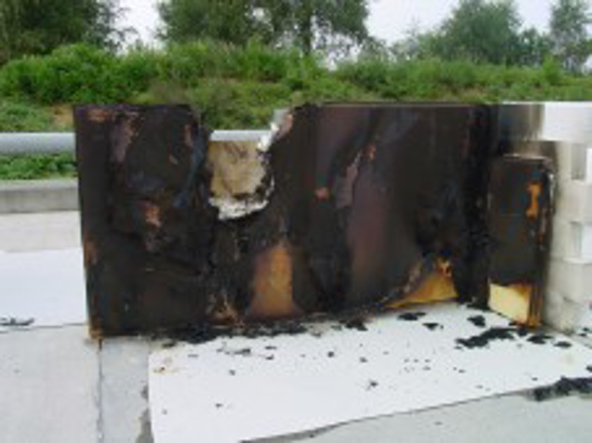 Foto van een brandproef met PUR isolatiemateriaal in vergelijking met andere materialen. 