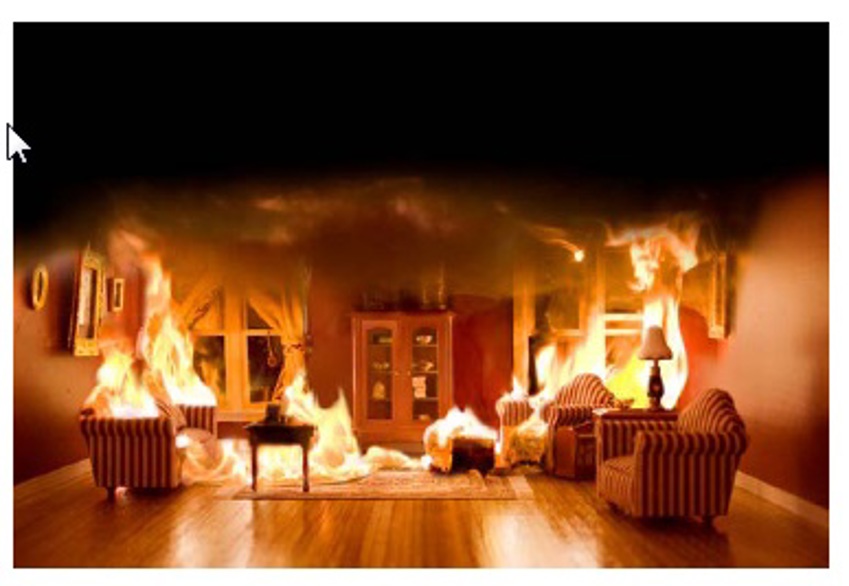 Foto brandreactie: woonkamer staat in brand met donkere en dichte rook aan het plafond.