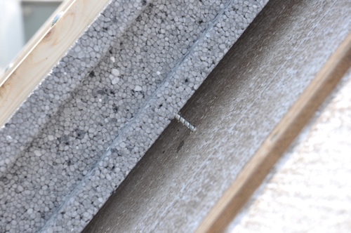 Zijaanzicht van vrijdragende SlimFix RenoTwin renovatie dakplaten door speciale schroeven