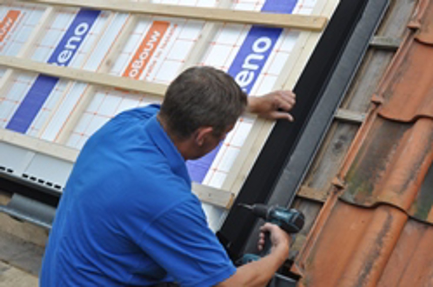 Montagefoto stap 3; op de extra tengel wordt vervolgens een afdekkap geschroefd. 