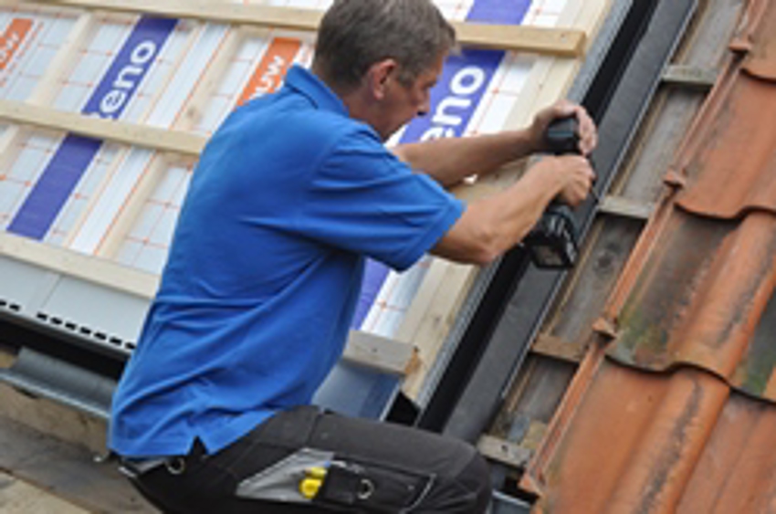 Montagefoto stap 2; er wordt verticaal een verholen goot geschroefd op de oude panlatten