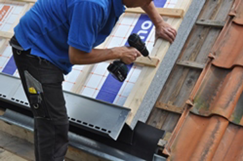 Montagefoto stap 1; er wordt een extra tengel geplaatst richting de gootzijde.