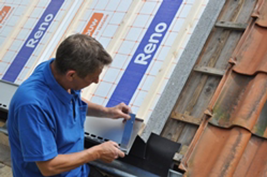 Montagefoto stap 5; op de metalen goot wordt een verbindingsstuk geplaatst ter verlenging van goot. 