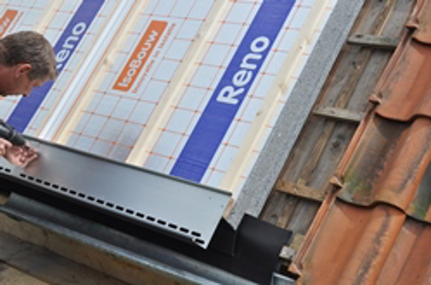 Montagefoto stap 4; de metalen goot wordt vervolgens vastgeschroefd aan de panlat en kopplaat.