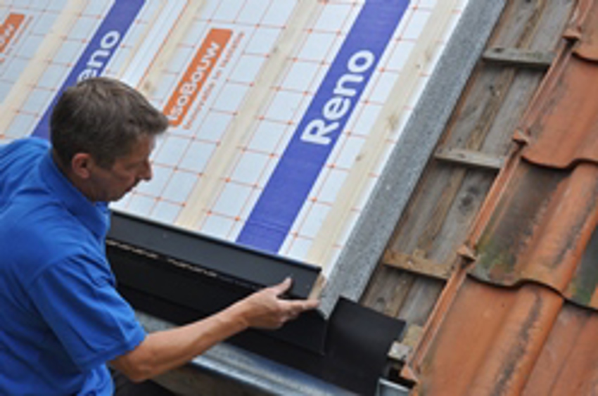 Montagefoto stap 2; er wordt een kunststof kopplaat bevestigd op de houten panlat.