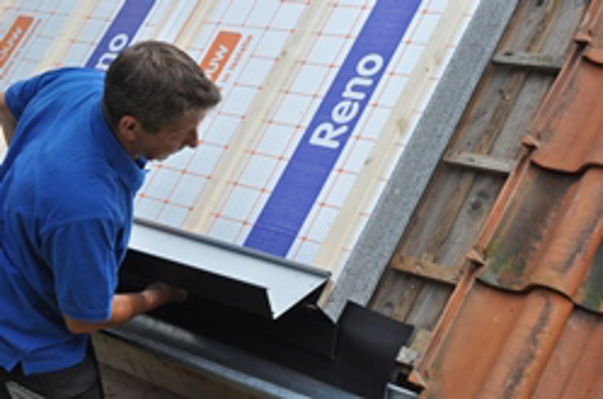 Montagefoto stap 3; vervolgens wordt de metalen goot in de kopplaat geplaatst.