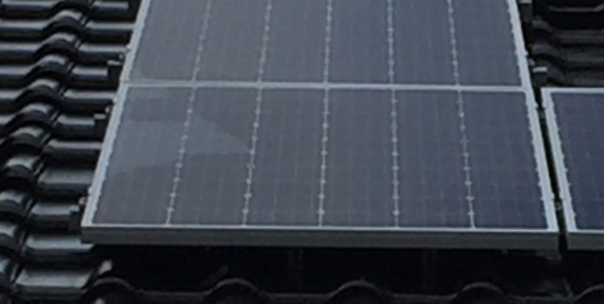 Close-up van een zonnepaneel op het dak. 