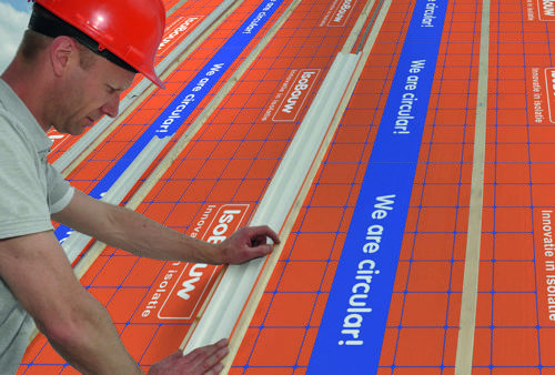 Projectfoto van het plaatsen van een Reno naadprofiel op SlimFix RenoTwin dakelementen