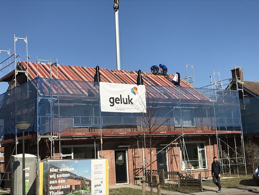 Projectfoto van twee woningen die zojuist voorzien zijn van SlimFix RenoTwin dakelementen.