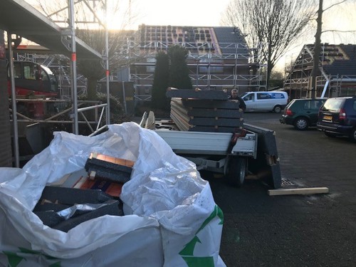 Een Use4ReUse retournamezak op de bouwplaats met reststukken van SlimFix RenoTwin.