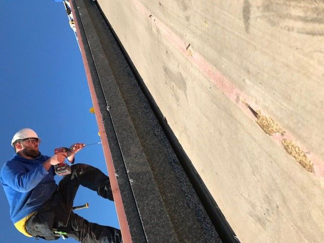 Projectfoto van de zijkant van een Slimfix RenoTwin dakelement die bevestigd wordt op het dakbeschot