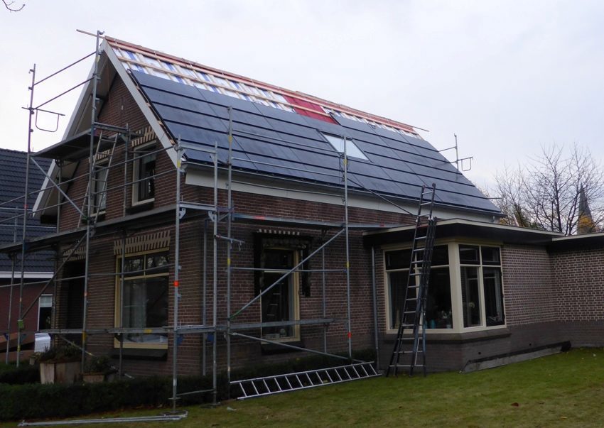Foto van een woning met BEWI IsoBouw SlimFix Reno na-isolatie en gedeeltelijk Solar panelen.