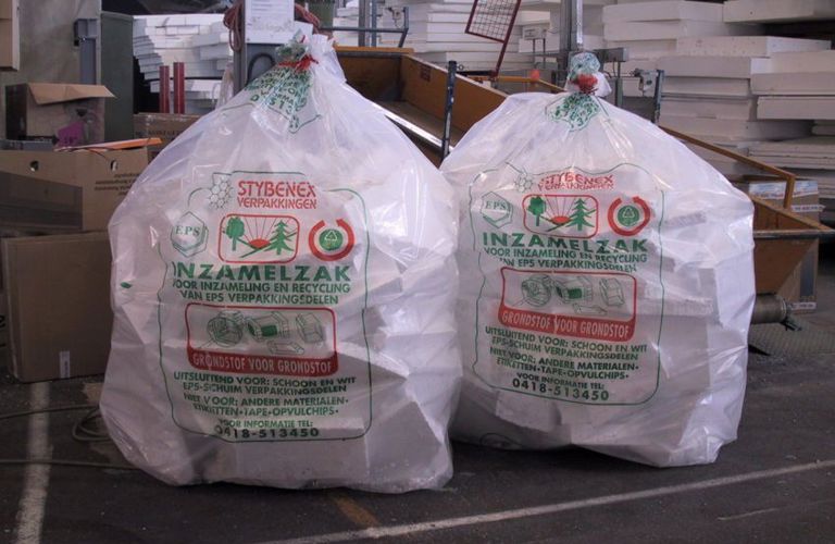 Foto van de productieomgeving met 2 inzamelzakken met daarin wit EPS restmateriaal. 