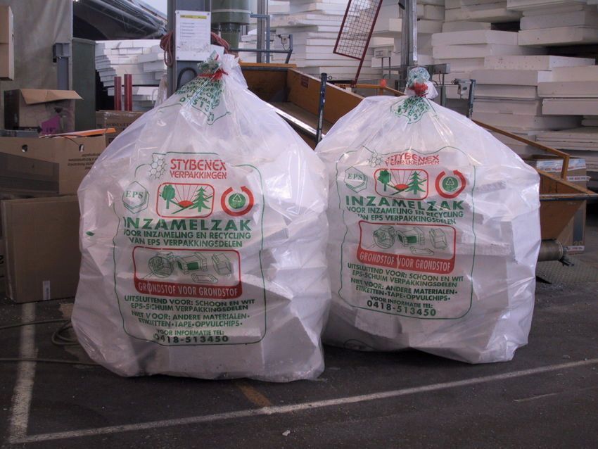 Foto van de productieomgeving met 2 inzamelzakken met daarin wit EPS restmateriaal. 