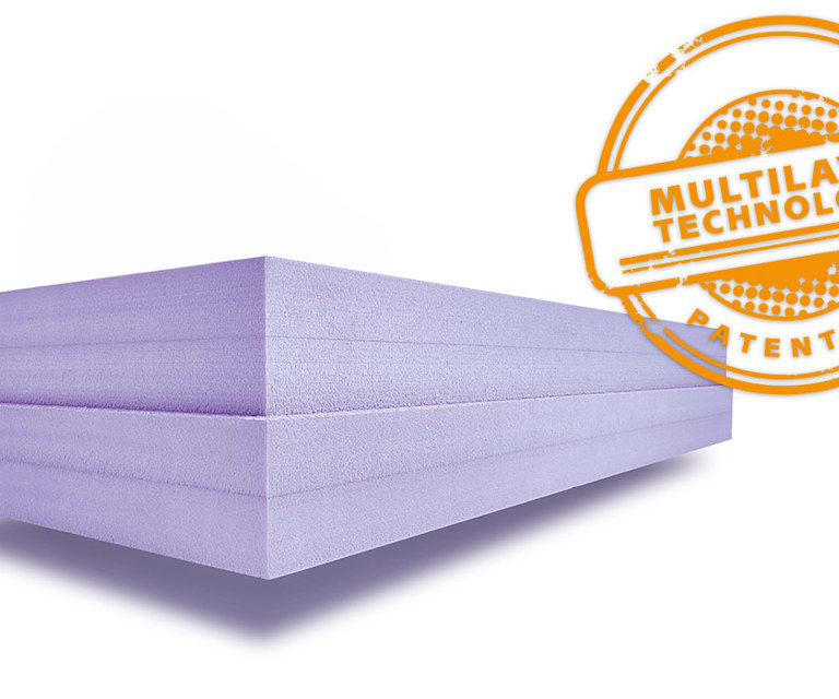 Packshot van een meerlaagse XPS isolatieplaat met een logo van het patent.