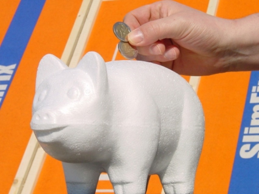 Foto van een wit EPS spaarvarken met muntgeld erboven voor een BEWI IsoBouw oranje dakelement. 