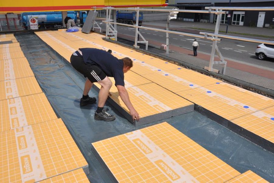 Projectfoto van een plat dak wat wordt geïsoleerd met PolyTop HR Flex dakisolatieplaten.