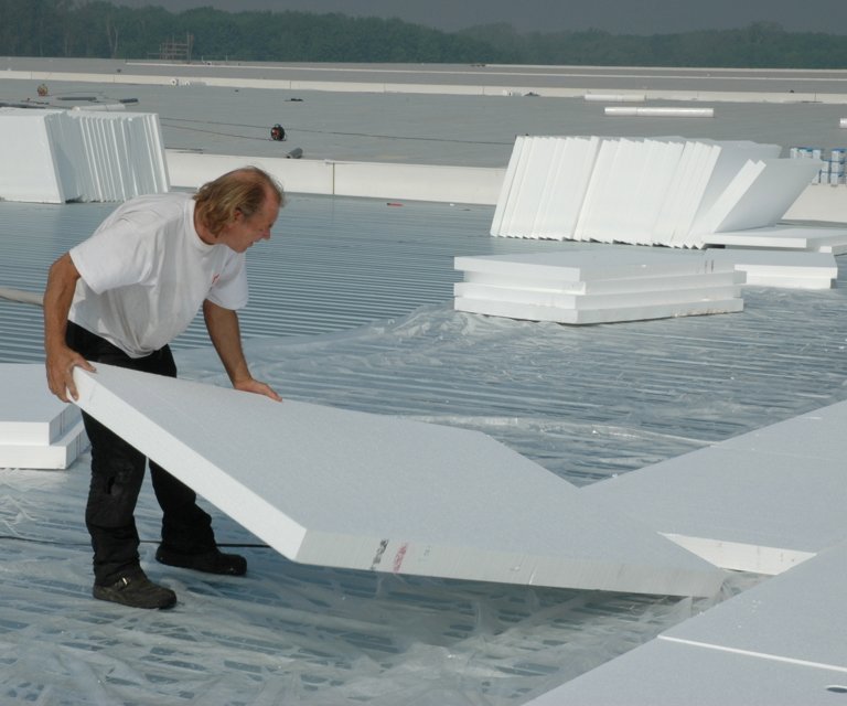 Projectfoto van een plat dak waar LiteTop platdak isolatieplaten worden gelegd. 