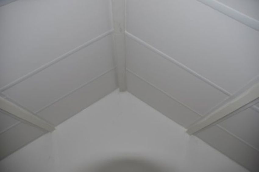 Projectfoto van een woning waar aan de binnenzijde SlimFix Deco zolderisolatie zichtbaar is. 