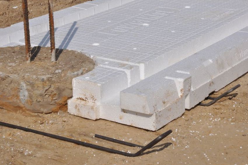 Projectfoto van het plaatsen van PowerKist XL beugels onder de bodemplaat. 