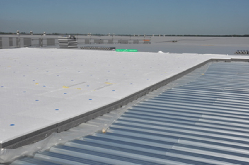 Projectfoto waar PowerTop al aan de ene zijde ligt en de andere helft de dakconstructie laat zien.