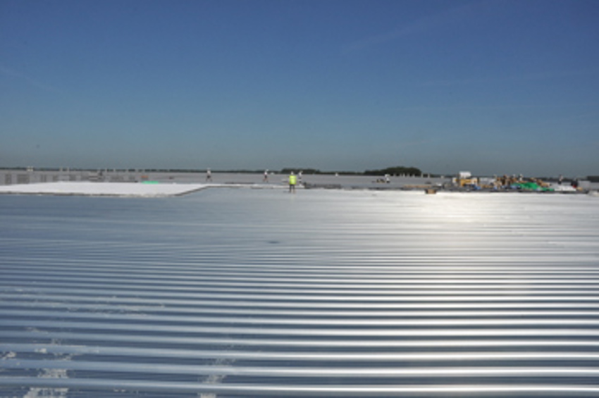 Overview van het distributiecentrum waar EPS-HR en PowerTop dakplaten nog geplaatst moeten worden. 