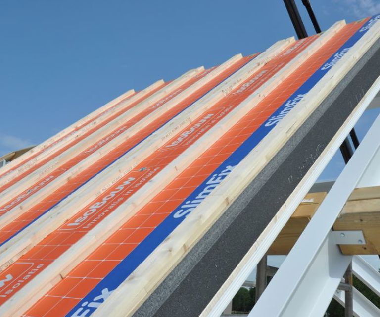 Close-up van een SlimFix XT Passief M dakelement op het dak. 