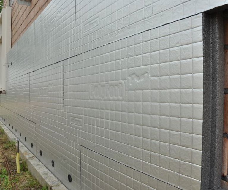 Projectfoto van 3 rijen in-verband-aangebrachte en gestapelde PolyFort Pro spouwisolatieplaten.