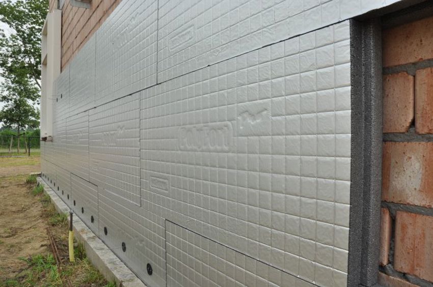 Projectfoto van 3 rijen in-verband-aangebrachte en gestapelde PolyFort Pro spouwisolatieplaten.