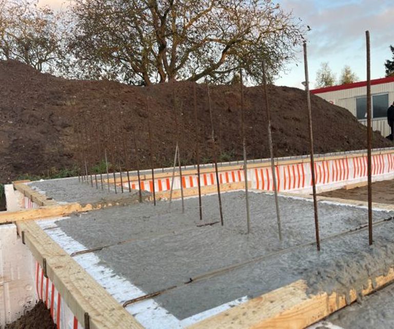 Projectfoto van PowerKist Duo vorstrandbekisting waarbij de fundering gestort is in de bekisting. 