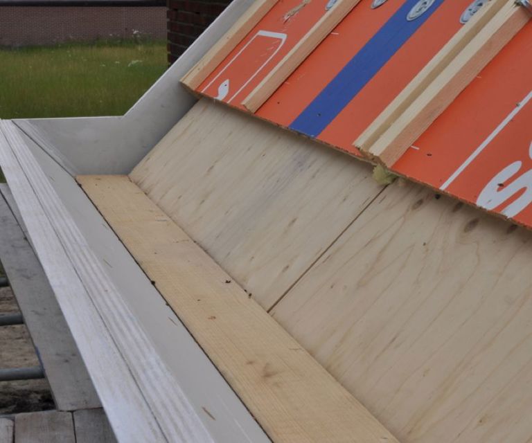 Projectfoto van een gootverjonging waar een stuk van de bovenzijde van de dakplaat dunner is gemaakt.