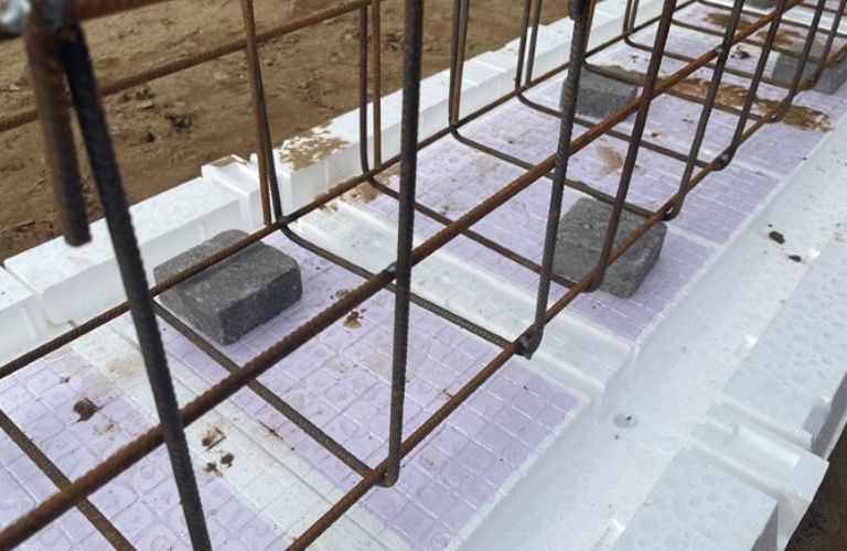 Close-up van de bodemplaat van PowerKist Duo bekisting met daarop de wapening. 