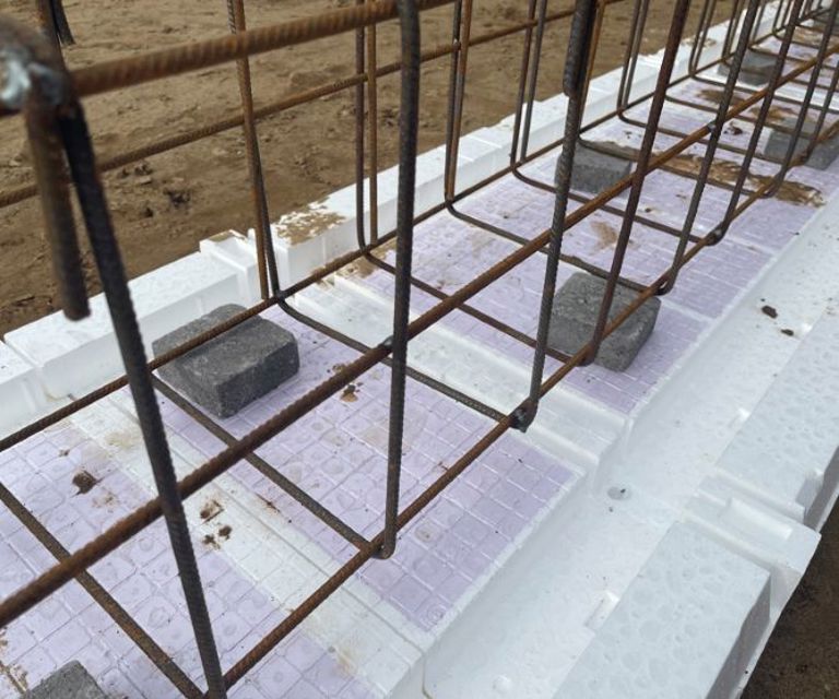 Close-up van de bodemplaat van PowerKist Duo bekisting met daarop de wapening. 