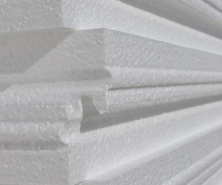 Close-up van een stap Eco Klik-vloerplaten waarbij je goed de randaansluiting ziet. 