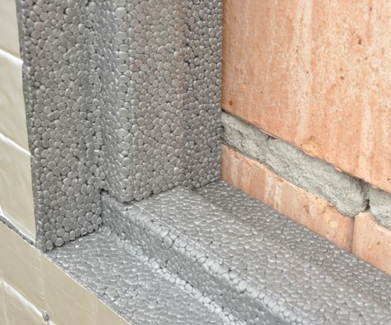 Close-up van de messing/groef-aansluiting van PolyFort Pro spouwisolatieplaten en EPS-HR isolatiemateriaal.