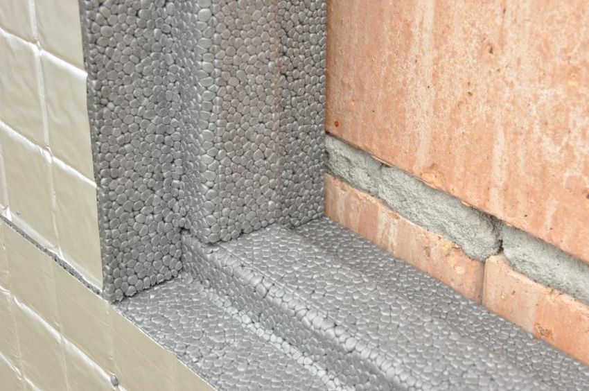 Close-up van de messing/groef-aansluiting van PolyFort Pro spouwisolatieplaten en EPS-HR isolatiemateriaal.