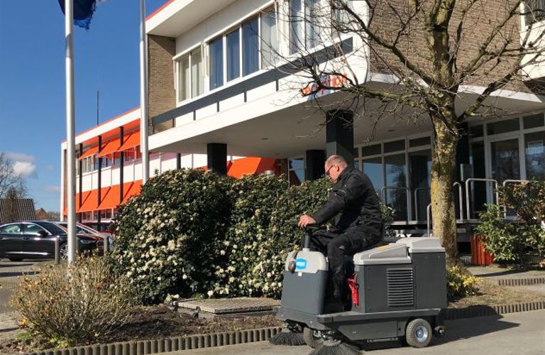 Een veegmachine maakt onze werkomgeving schoon