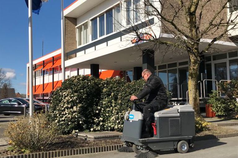 Een veegmachine maakt onze werkomgeving schoon