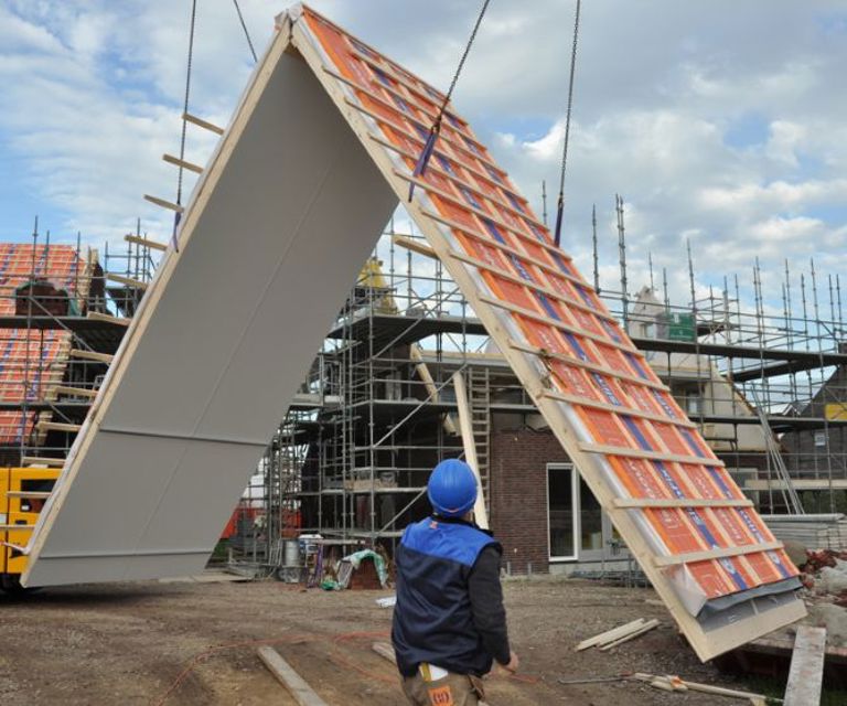 Projectfoto van een SlimFix XT Prefab dakelement die wordt uitgeklapt. 