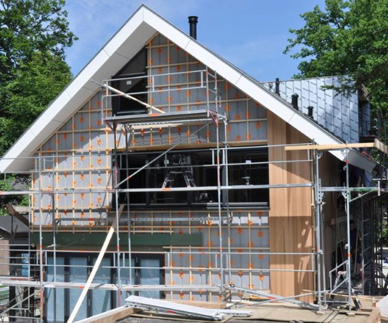 Projectfoto van een vrijstaande woning met het SlimFort isolatiesysteem tegen de gevel.