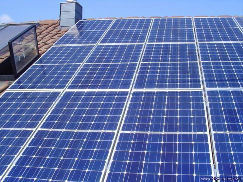 Foto van een hellend dak dat volledig is bedekt met zonnepanelen. 