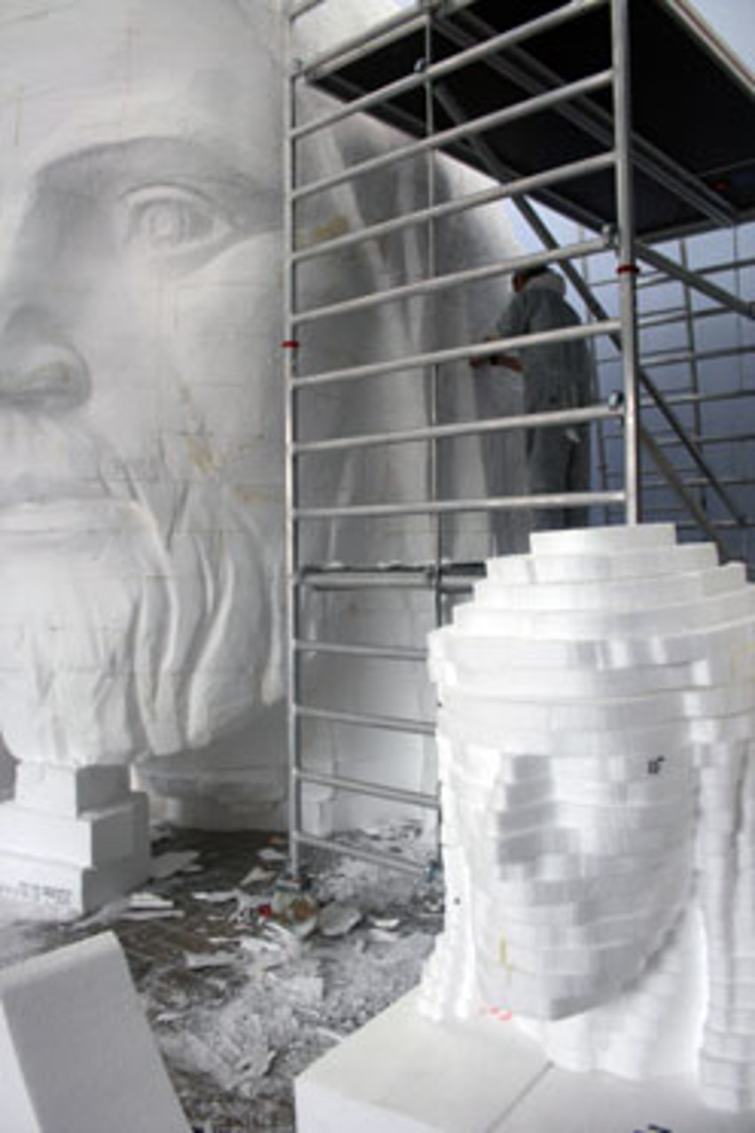 Foto van een enorm hoofd gemaakt van wit EPS isolatiemateriaal. 